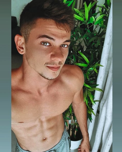 livesexr.com TommyCabrio profile on OnlyFans in gay category